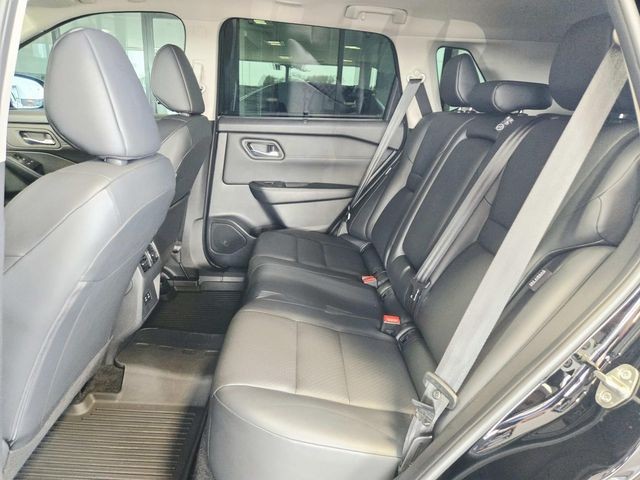 Nissan Rogue Vehicle Full-screen Gallery Image 09