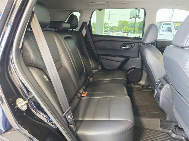 Nissan Rogue Vehicle Full-screen Gallery Image 11