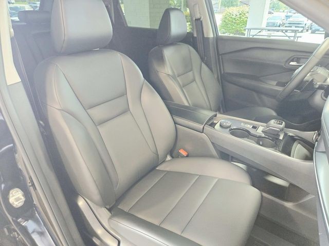 Nissan Rogue Vehicle Full-screen Gallery Image 12