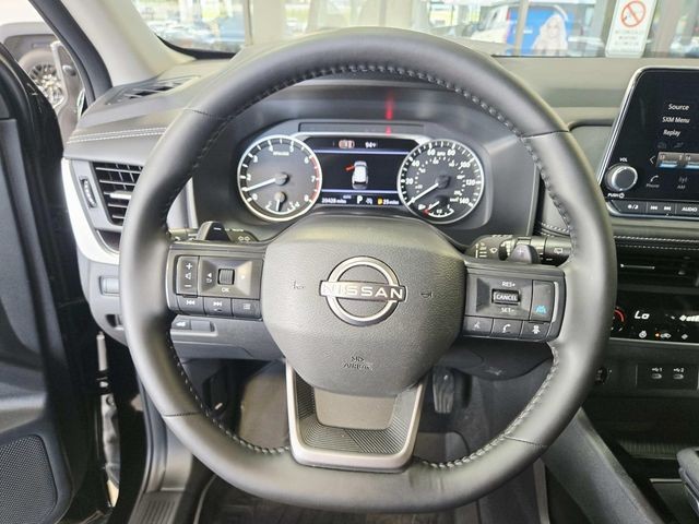 Nissan Rogue Vehicle Full-screen Gallery Image 15