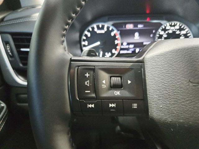 Nissan Rogue Vehicle Full-screen Gallery Image 16