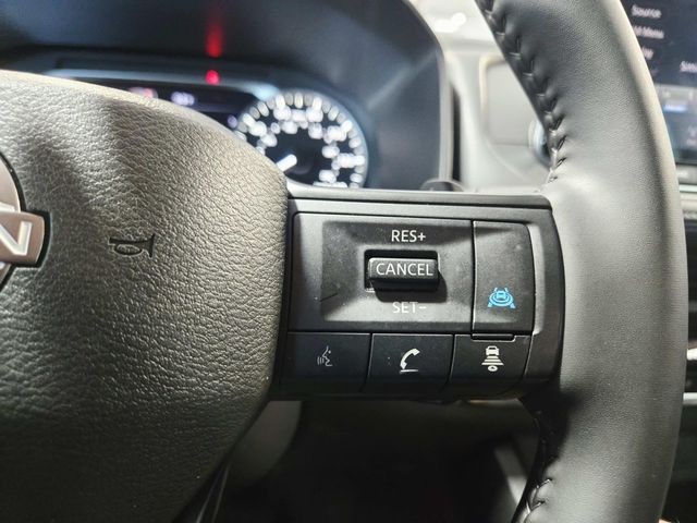 Nissan Rogue Vehicle Full-screen Gallery Image 17