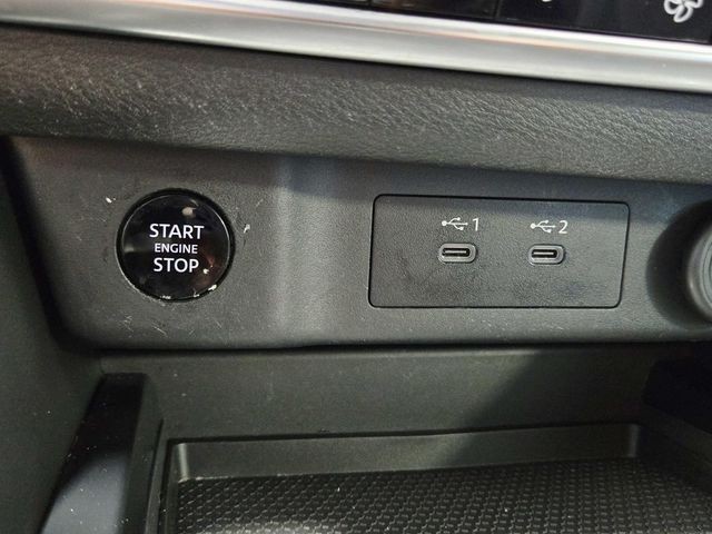 Nissan Rogue Vehicle Full-screen Gallery Image 24