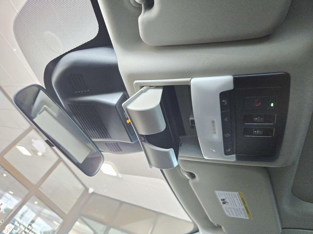 Nissan Rogue Vehicle Full-screen Gallery Image 27