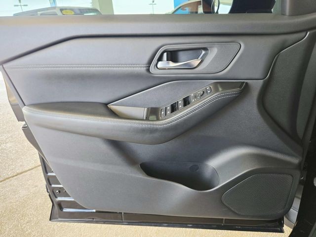 Nissan Rogue Vehicle Full-screen Gallery Image 29