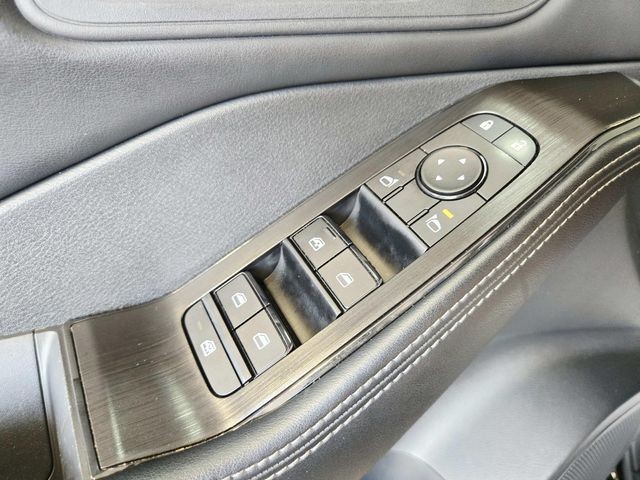 Nissan Rogue Vehicle Full-screen Gallery Image 30