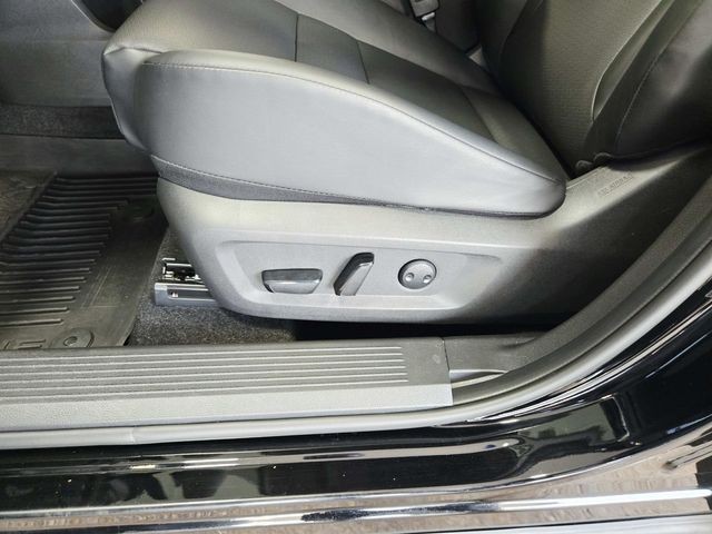 Nissan Rogue Vehicle Full-screen Gallery Image 31