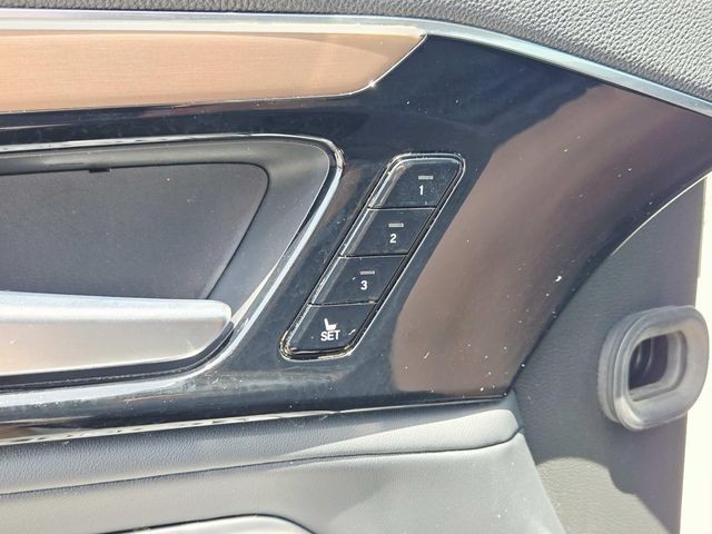 Acura MDX Vehicle Full-screen Gallery Image 36