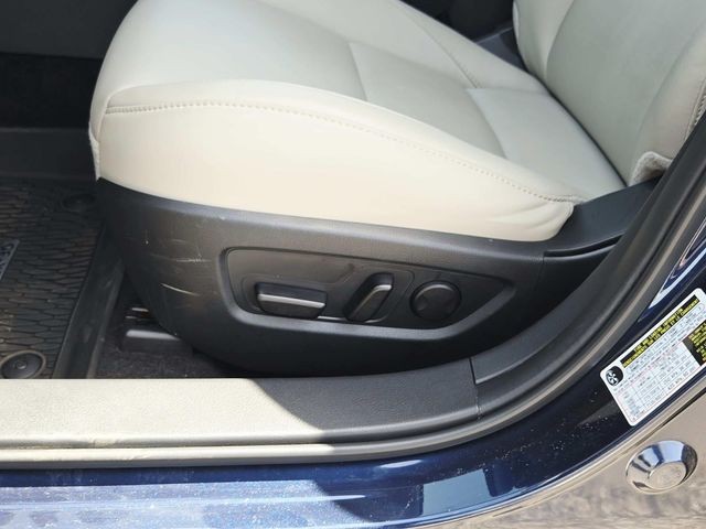 Mazda CX-30 Vehicle Full-screen Gallery Image 33