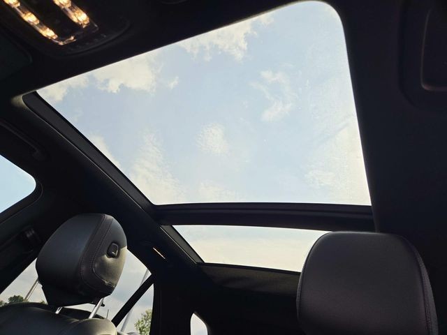Mercedes-Benz GLE Vehicle Full-screen Gallery Image 07