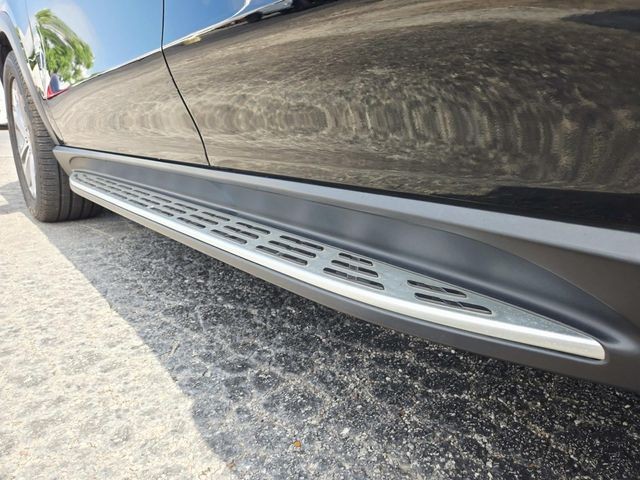 Mercedes-Benz GLE Vehicle Full-screen Gallery Image 11