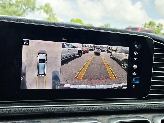 Mercedes-Benz GLE Vehicle Full-screen Gallery Image 16