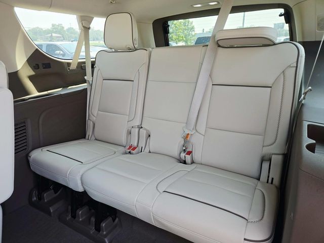 GMC Yukon XL Vehicle Full-screen Gallery Image 12