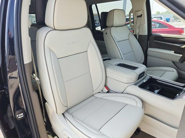 GMC Yukon XL Vehicle Full-screen Gallery Image 16