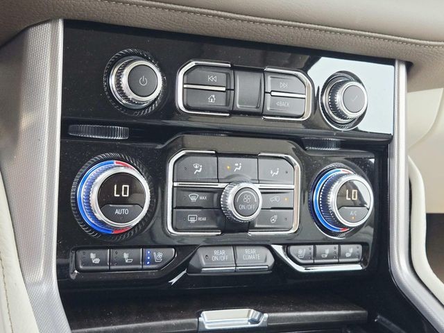 GMC Yukon XL Vehicle Full-screen Gallery Image 29