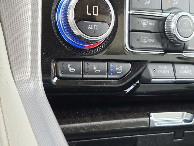 GMC Yukon XL Vehicle Full-screen Gallery Image 30