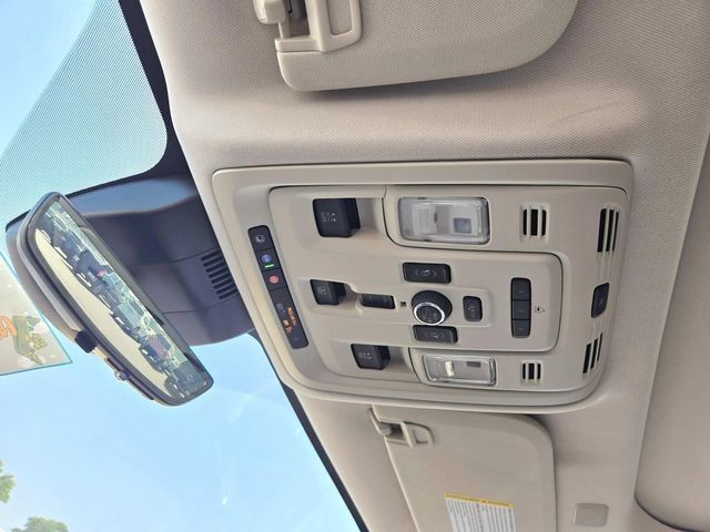GMC Yukon XL Vehicle Full-screen Gallery Image 33