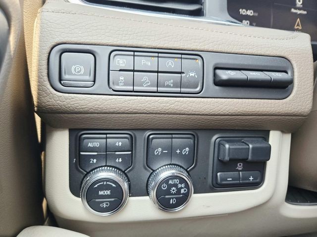 GMC Yukon XL Vehicle Full-screen Gallery Image 35