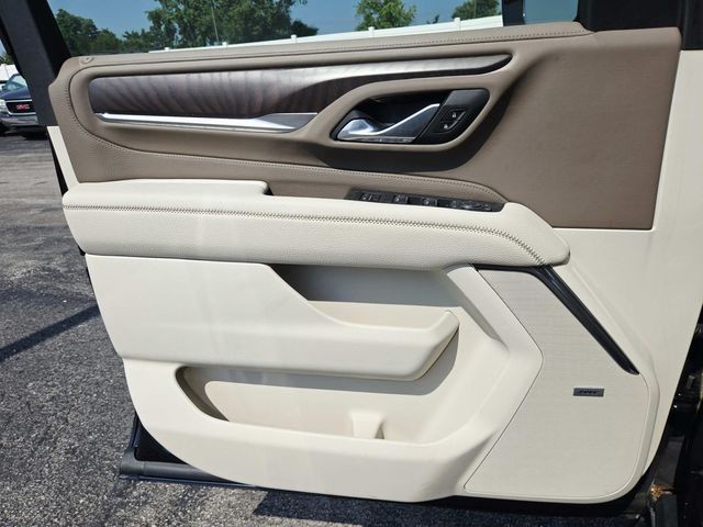 GMC Yukon XL Vehicle Full-screen Gallery Image 36