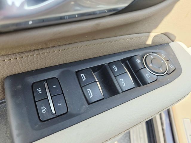 GMC Yukon XL Vehicle Full-screen Gallery Image 37