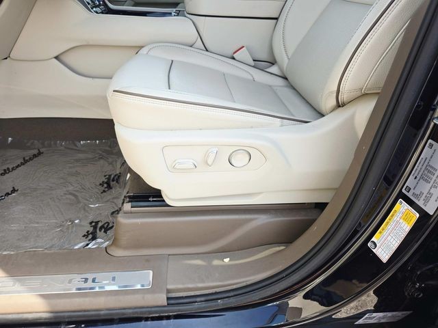GMC Yukon XL Vehicle Full-screen Gallery Image 39