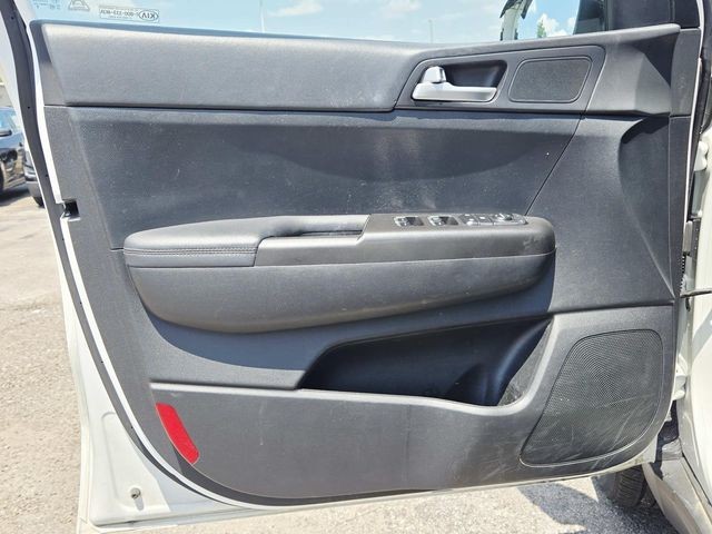 Kia Sportage Vehicle Full-screen Gallery Image 19