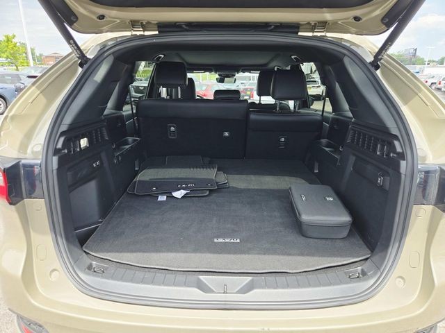 Mazda CX-70 Vehicle Full-screen Gallery Image 12