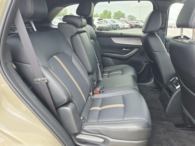 Mazda CX-70 Vehicle Full-screen Gallery Image 13