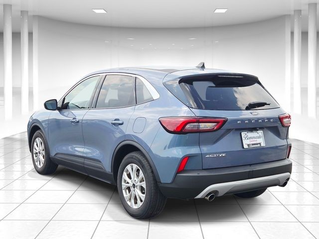 Ford Escape Vehicle Full-screen Gallery Image 03
