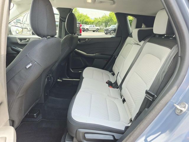 Ford Escape Vehicle Full-screen Gallery Image 09