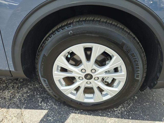Ford Escape Vehicle Full-screen Gallery Image 13