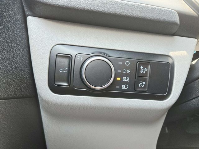 Ford Escape Vehicle Full-screen Gallery Image 28