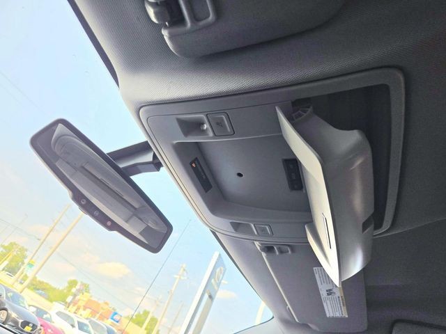 Chevrolet Silverado 1500 Vehicle Full-screen Gallery Image 16