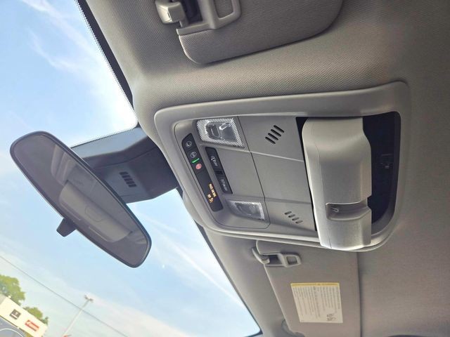 Chevrolet Equinox Vehicle Full-screen Gallery Image 19