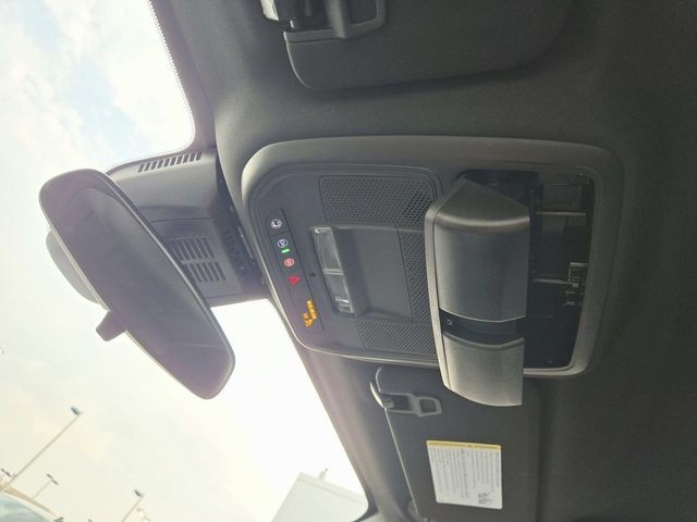 Chevrolet Equinox Vehicle Full-screen Gallery Image 24