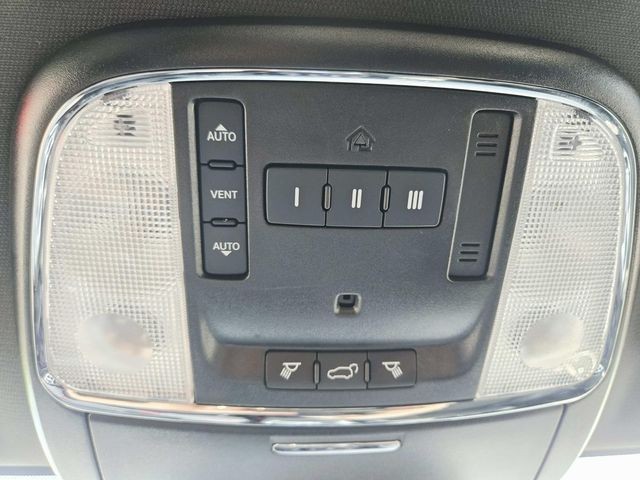 Jeep Grand Cherokee Vehicle Full-screen Gallery Image 30
