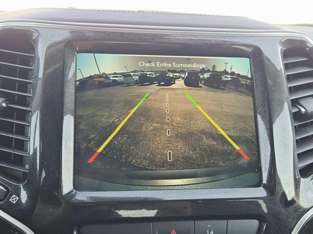 Jeep Cherokee Vehicle Full-screen Gallery Image 24