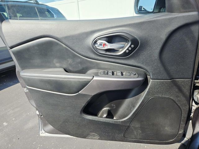 Jeep Cherokee Vehicle Full-screen Gallery Image 32