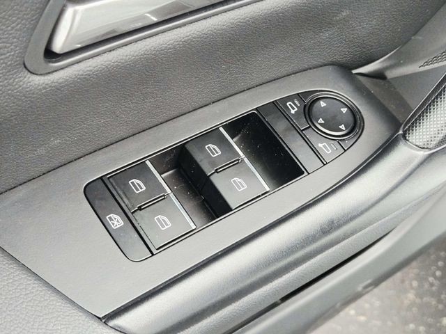 Mazda CX-50 Hybrid Vehicle Full-screen Gallery Image 35