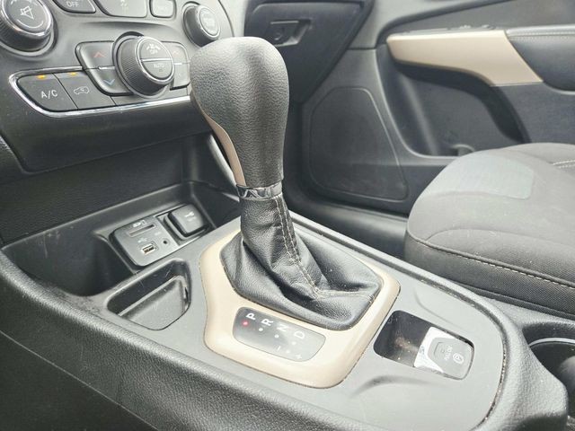 Jeep Cherokee Vehicle Full-screen Gallery Image 21
