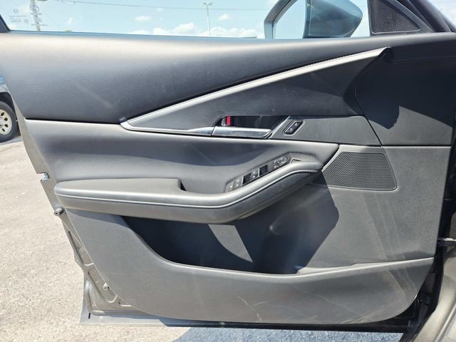 Mazda CX-30 Vehicle Full-screen Gallery Image 30
