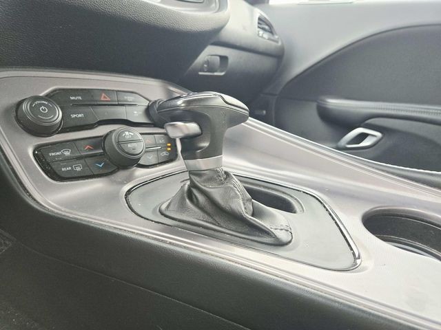 Dodge Challenger Vehicle Full-screen Gallery Image 19