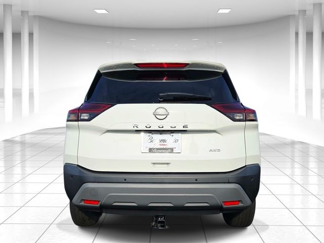Nissan Rogue Vehicle Full-screen Gallery Image 04