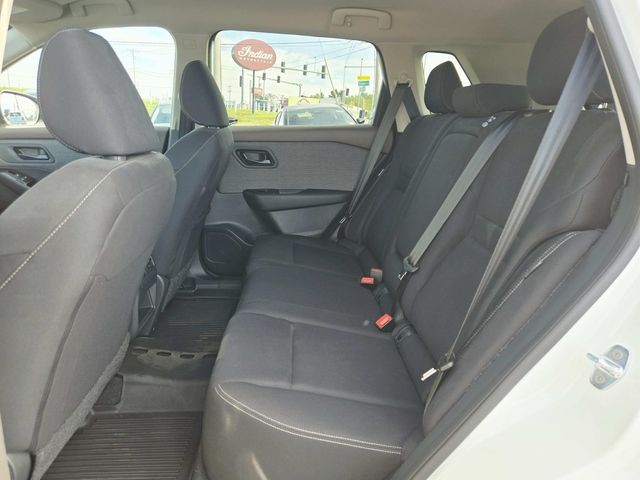 Nissan Rogue Vehicle Full-screen Gallery Image 09