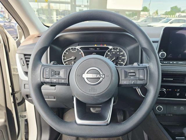 Nissan Rogue Vehicle Full-screen Gallery Image 15