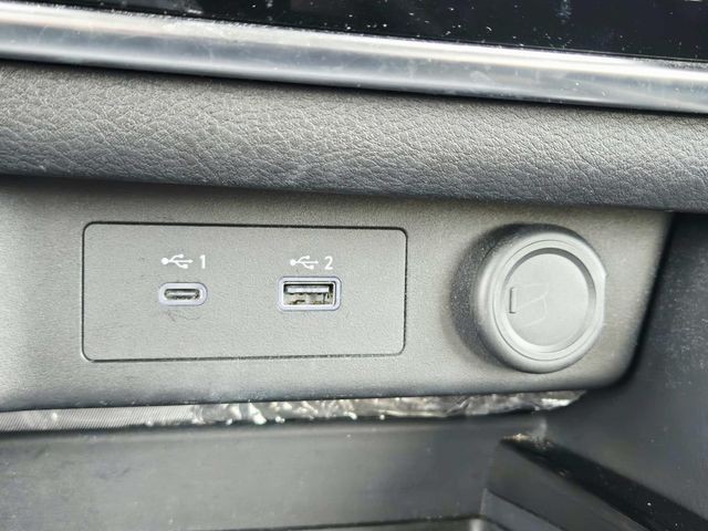Nissan Rogue Vehicle Full-screen Gallery Image 25