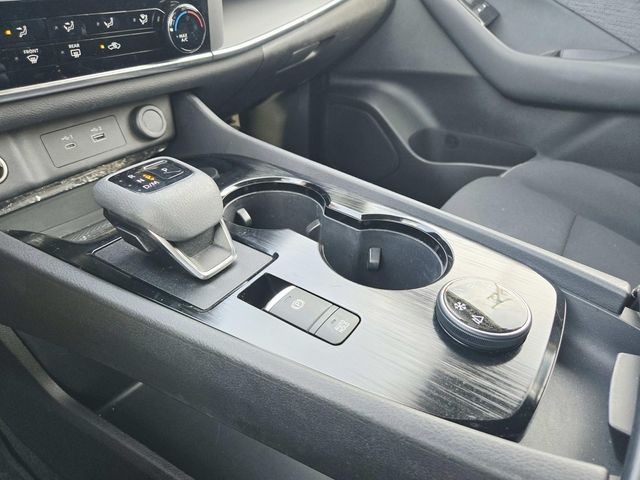 Nissan Rogue Vehicle Full-screen Gallery Image 26