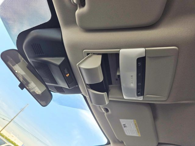 Nissan Rogue Vehicle Full-screen Gallery Image 28