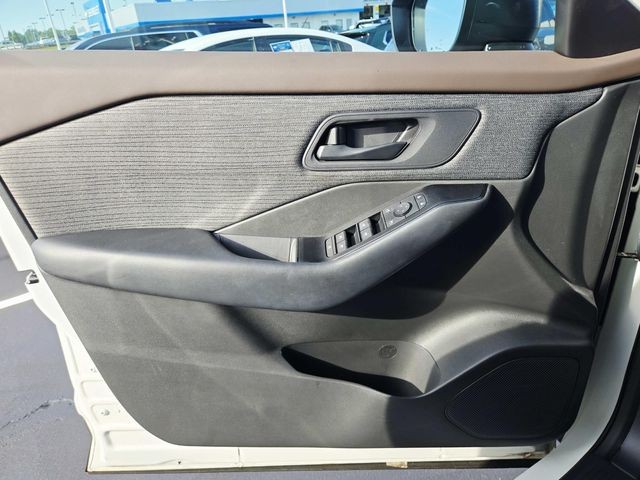 Nissan Rogue Vehicle Full-screen Gallery Image 29