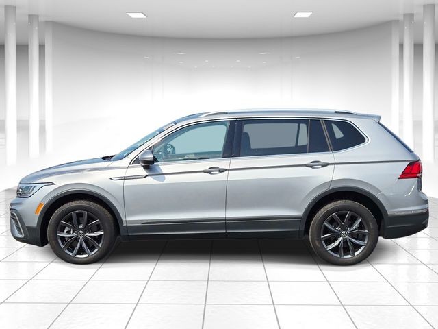 Volkswagen Tiguan Vehicle Full-screen Gallery Image 02